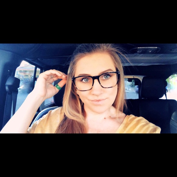 Meet your Posher, Nicole - Picture 5 of 8